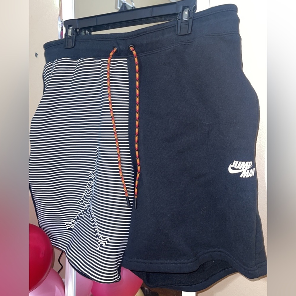 Men’s basketball shorts. J XL